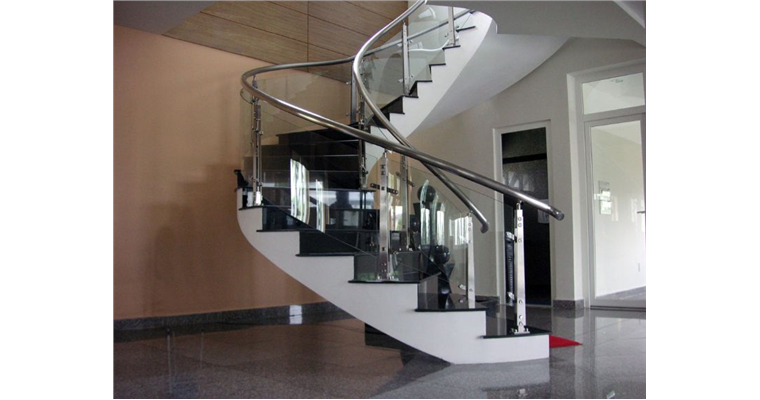 Kính cong cầu thang Quận 5 HCM Giải pháp thẩm mỹ, bền đẹp cho công trình