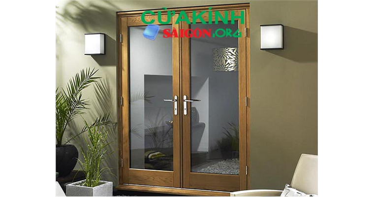 Cửa gỗ kính cường lực 2 cánh, thiết kế sang trọng cho mặt tiền ngôi nhà