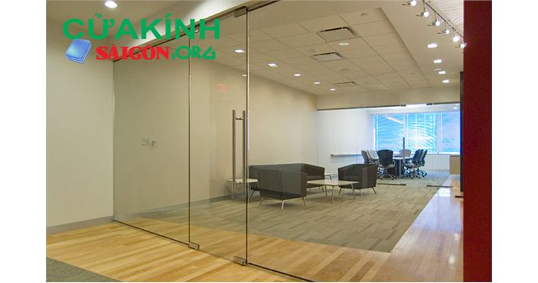 Cửa kính cường lực ra vào tiện lợi phù hợp mọi không gian