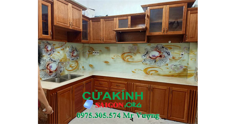 Thi công kính màu ốp bếp quận 1 #1