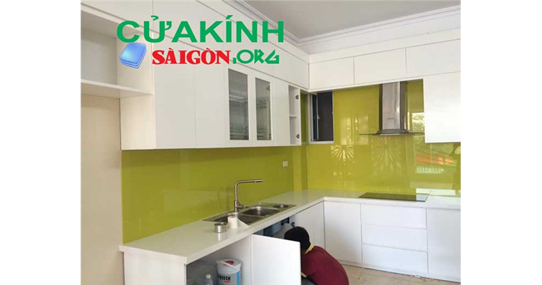 VÌ sao nên chọn kính cường lực làm mặt bếp? Công dụng kính cường lực