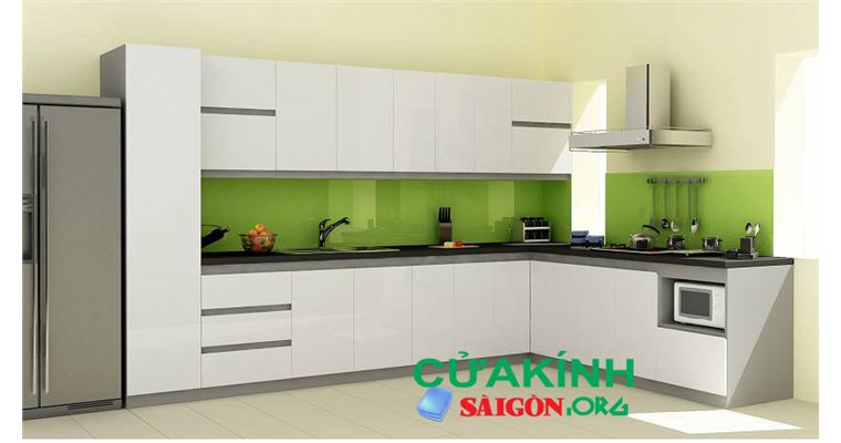 Kính màu ốp bếp chịu nhiệt tạo không gian thoải mái cho các nội trợ