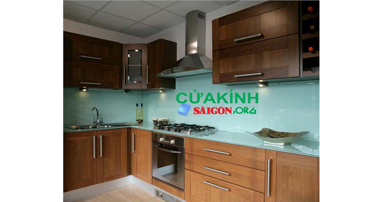 Kính màu ốp bếp giá bao nhiêu, tham khảo bảng giá kính ốp bếp