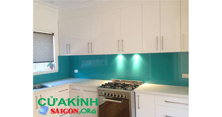 Thi công lắp đặt kính màu ốp bếp tại Cầu Giấy