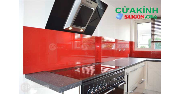 Kính màu ốp bếp loại nào tốt kinh nghiệm thực tế