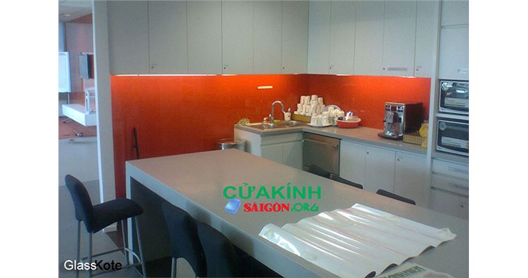 Kính màu ốp bếp Glasskote là gì? Tìm hiểu ưu nhược điểm Kính Glasskote