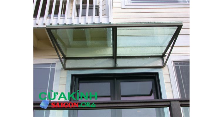 Mái kính cường lực ban công tạo không gian thoáng mát