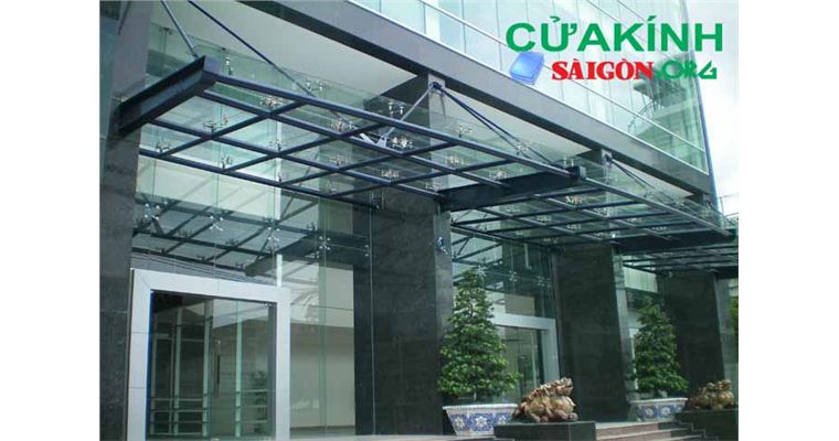 Mái kính cường lực lắp đặt ở sảnh mang đến sự sang trọng công trình