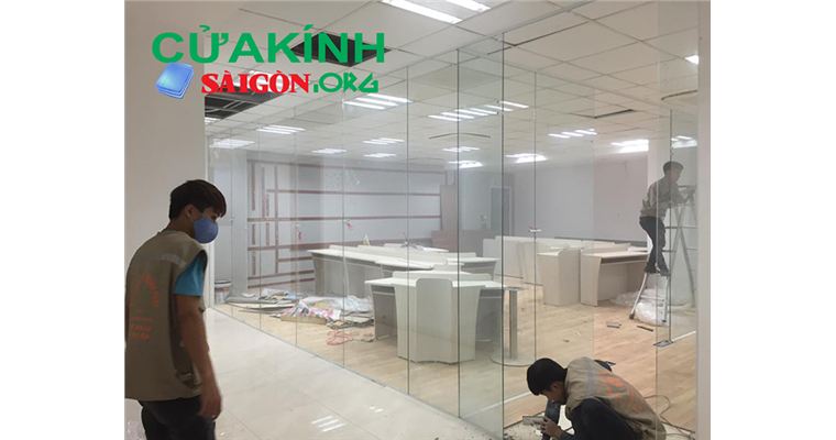 Lắp đặt vách kính cường lực nhà xưởng đảm bảo chất lượng