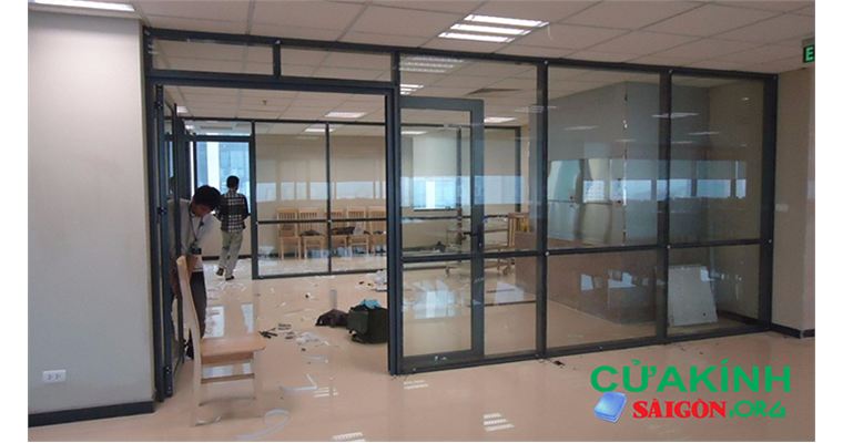 VÁCH KÍNH KHUNG NHỰA LÕI THÉP ĐẢM BẢO CHẤT LƯỢNG