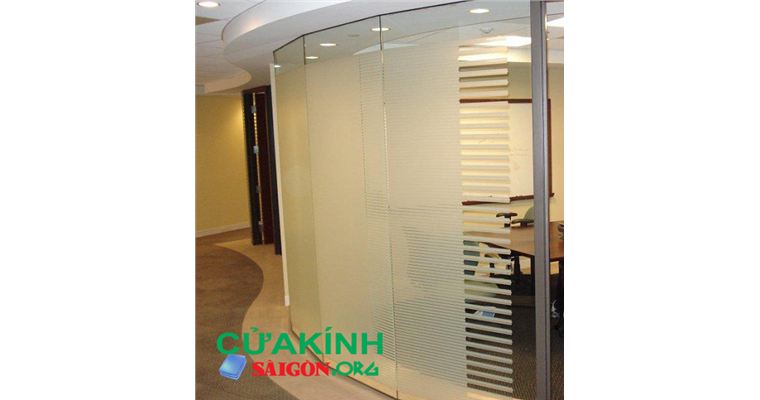 So sánh 2 loại vách ngăn kính cường lực mờ