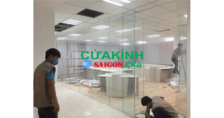 Những mẫu vách kính cửa kính cường lực cho văn phòng cực đẹp đáng lựa chọn