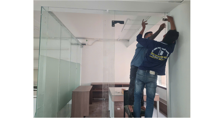 Vách Kính Văn Phòng TpHCM Giá Bao Nhiêu? Báo Giá Chi Tiết 2026