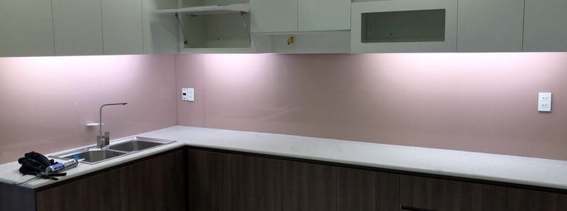 Kính màu ốp bếp quận Bình Tân HCM, alo có mặt ngay sau 30p