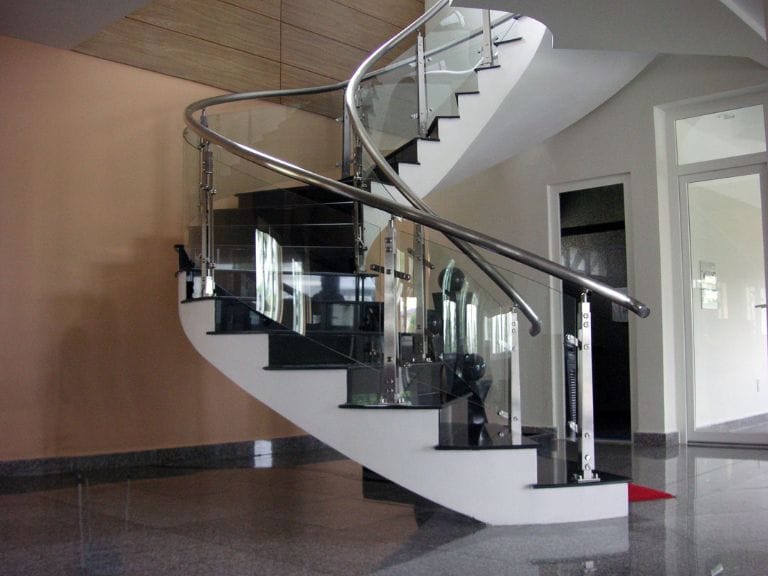 Kính cong cầu thang Quận 5 HCM Giải pháp thẩm mỹ, bền đẹp cho công trình