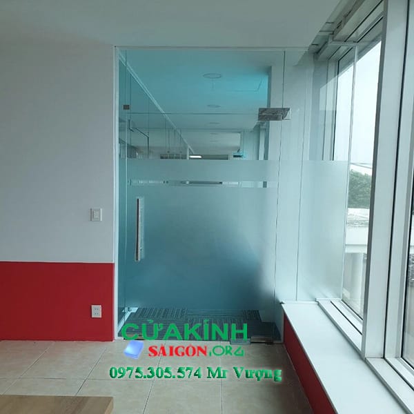 Cửa thủy lực gắn bản lề sàn hcm