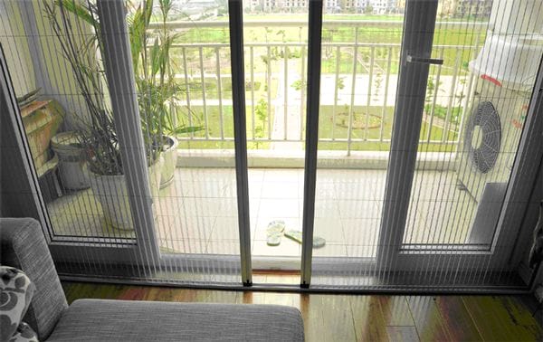 Cửa kính cường lực ban công an toàn tuyệt đối cho mọi gia đình
