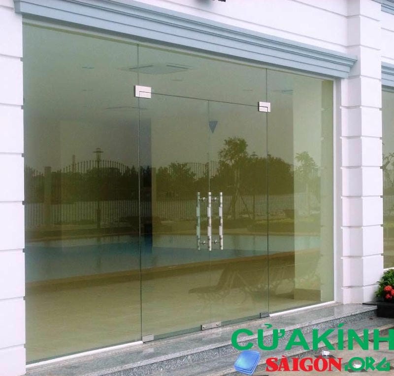 Cửa kính cường lực bản lề sàn- Vật dụng phổ biến năm 2019