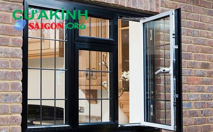 Cửa kính cường lực có song sắt đảm bảo an toàn 100%