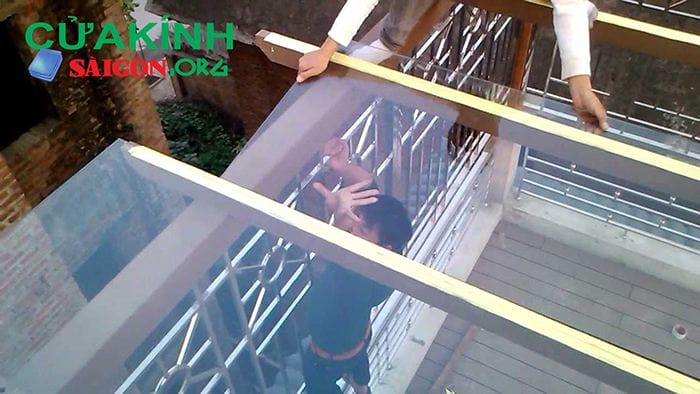 Giải pháp "cửa kính cường lực" dành cho nhà ống.