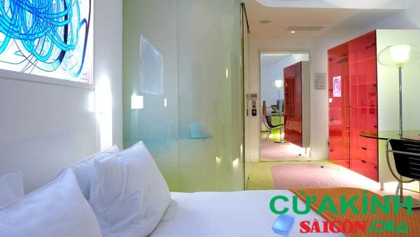 Cửa kính cường lực đổi màu đem lại tính thẩm mỹ cao