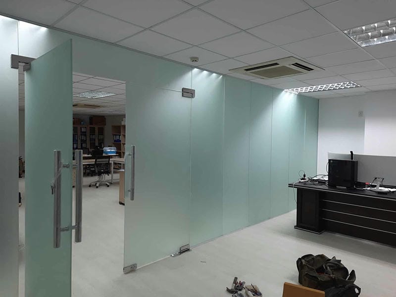 Vách Kính Văn Phòng, Shop, Showroom Quận 4 - Thi Công Nhanh