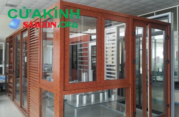 Mẫu cửa kính cường lực thủy lực khung gỗ đẹp sang trọng