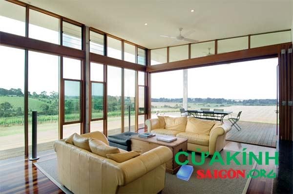 Cửa kính cường lực phòng khách tạo nên không gian sang trọng, thoải mái