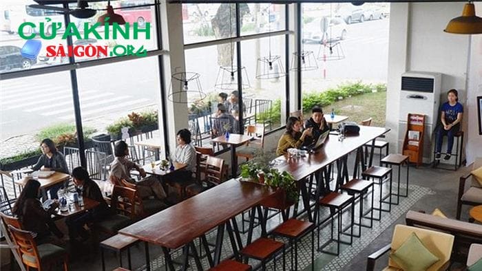 Cửa kính cường lực phù hợp cho không gian quán café