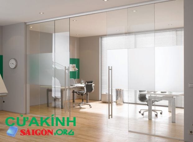 Cửa kính lùa 2 cánh sử dụng kính chịu lực và ray treo