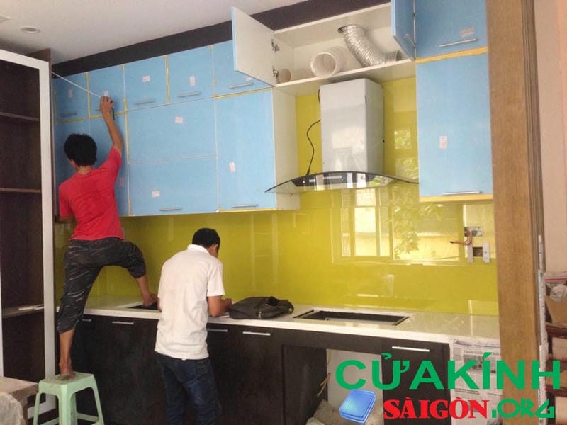 Nhận thi công kính màu ốp bếp tại HCM