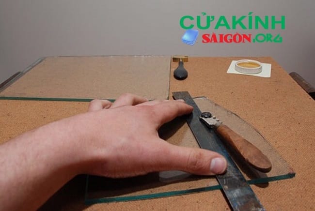Cách cắt kính cường lực dùng dao và không dùng dao