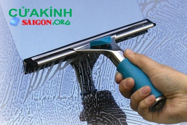 Cửa kính cường lực bị mờ và cách khắc phục