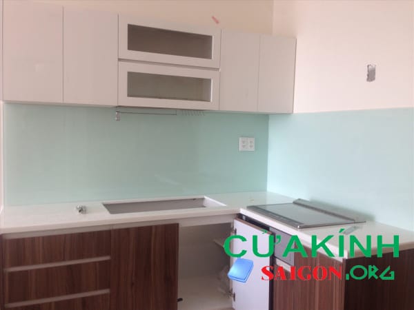 Kính màu ốp bếp tại Quận 10