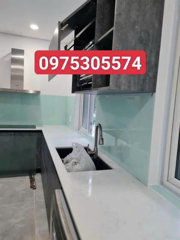 Kính ốp bếp màu Nhà Bè TP.HCM – Giải pháp trang trí bếp sang trọng hiện đại