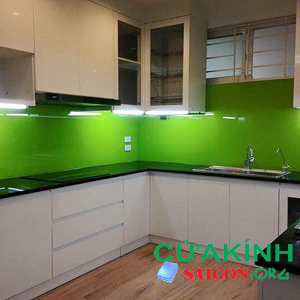 Lắp kính màu ốp bếp quận 1