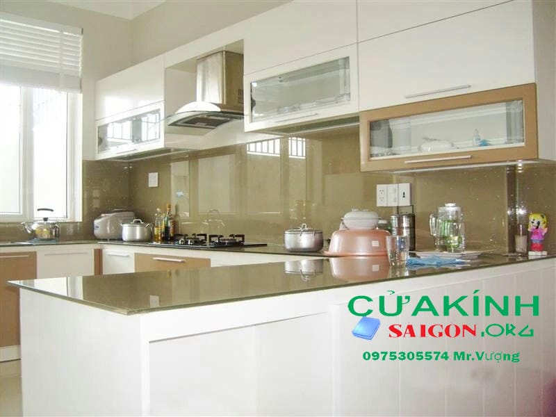 Thi công kính màu ốp bếp Quận 2