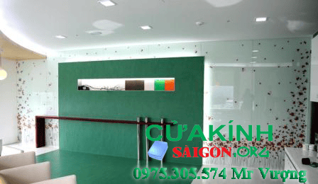 Lắp kính màu dán tường giá rẻ hcm