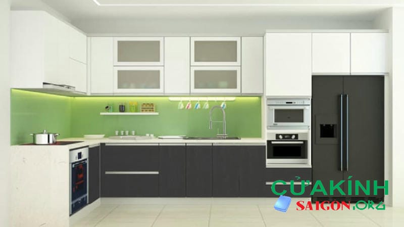 Kính màu ốp bếp biệt thự ở Bình Chánh