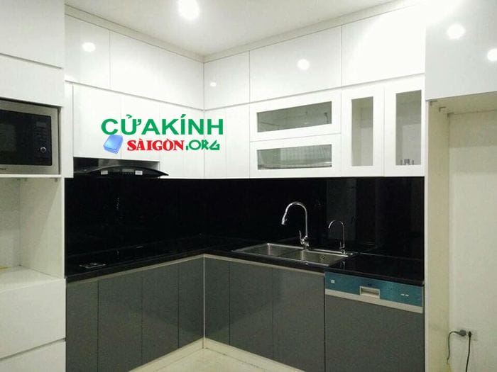  07 Mẫu kính ốp bếp màu đen sang trọng quý phái cho căn bếp