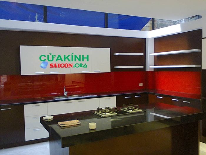 05 Mẫu kính ốp bếp màu đỏ đẹp quý phái đón thần tài