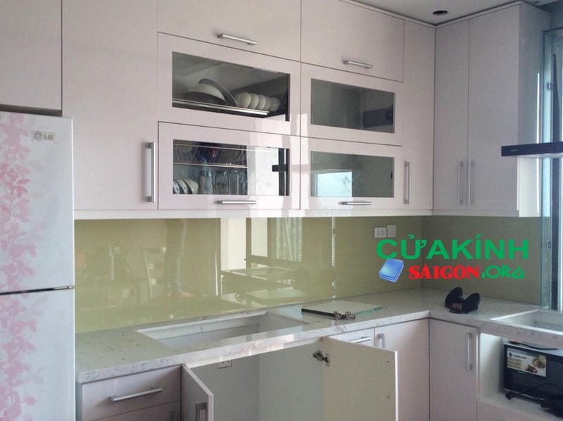 08 Mẫu kính ốp bếp màu trắng sữa được ưa thích nhất 