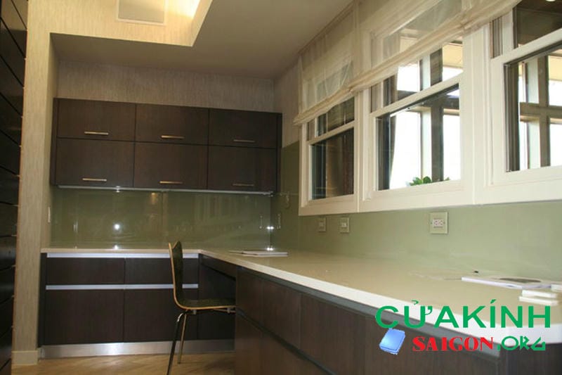 Thi công kính ốp bếp quận 5