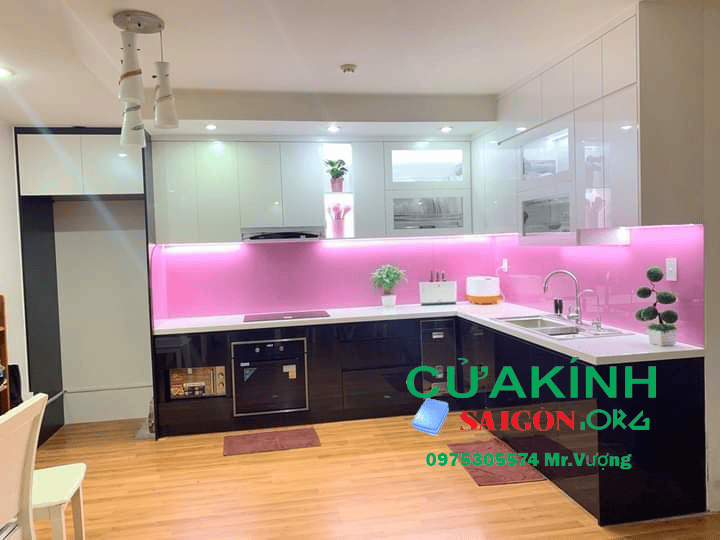 Thi công kính màu ốp bếp Quận 4