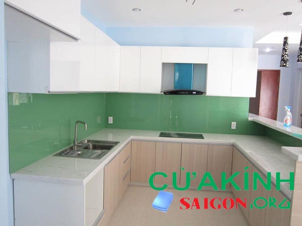 Kính màu ốp bếp biệt thự ở Quận 8