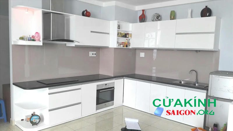 Kính ốp bếp màu quận 11