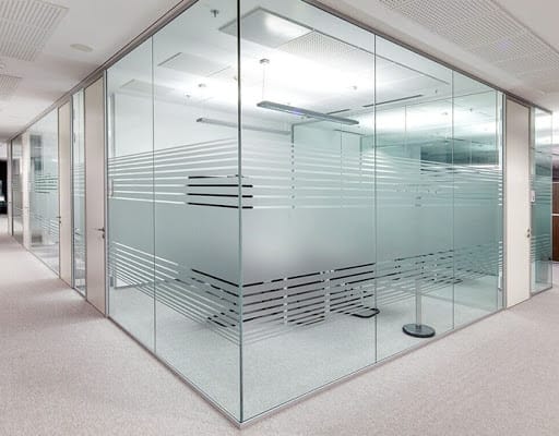 Vách Kính Cường Lực Đẹp Quận 1 HCM Giá Rẻ – Bền Chắc, Tăng Thẩm Mỹ