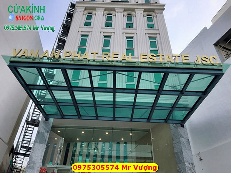 Mái kính cường lực Quận Tân Phú HCM che mưa nắng – Bền đẹp quanh năm