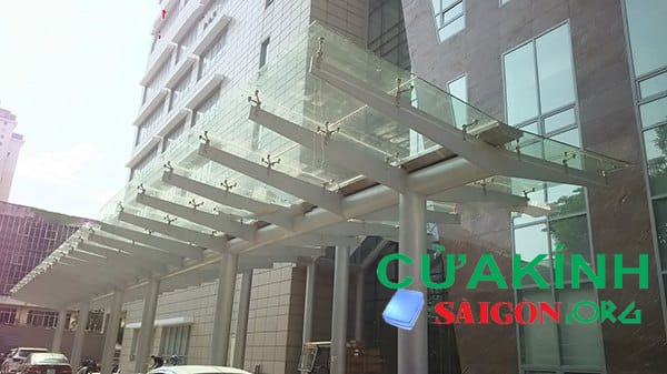 Thi công mái che kính, mái hiên kính cường lực 