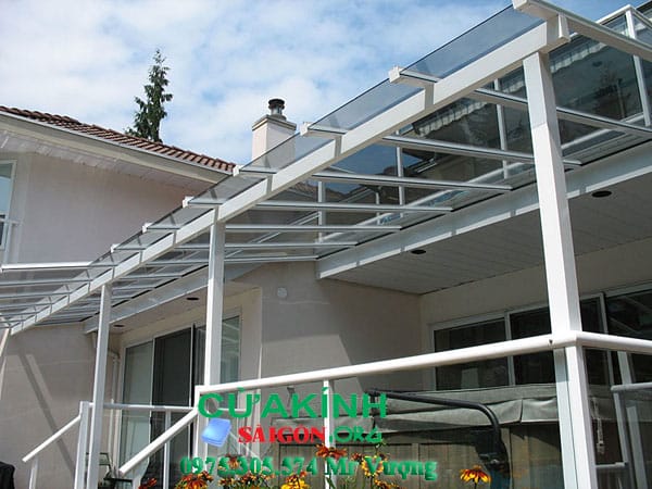 Mái kính cường lực Quận 1 HCM – Ưu điểm, ứng dụng và báo giá thi công